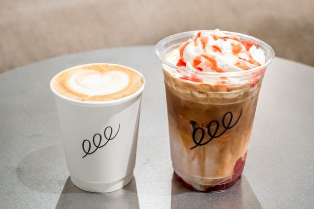 写真左から、ラテの「SIRO」Regular(680円)、5月中旬までの提供される期間限定の「苺杏仁珈琲」(820円、なくなり次第終了)