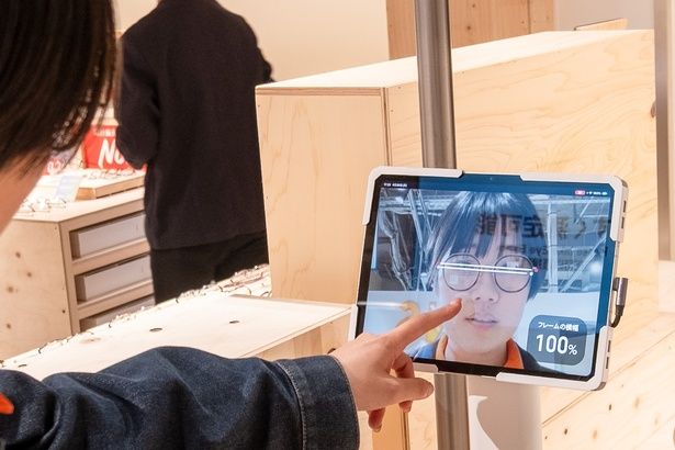 「JINS AI」を使って、自分に似合うメガネを見つけることができる