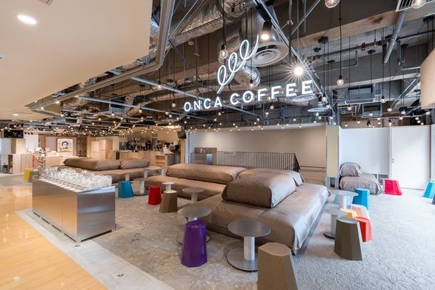 メガネの受け取りまでの時間を、3階の「ONCA COFFEE」で過ごすことができる 【提供画像】photo : Kota Kitagawa
