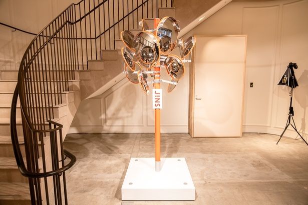 田村琢郎さんの作品「Tax & Lovers」。いくつものカーブミラーで構成された芸術作品