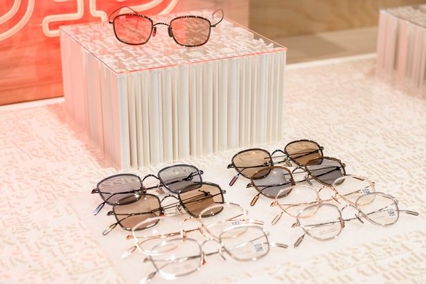 「SHINJUKU Limited Edition」 Titanium、Titanium SUNGLASSES(各3万5000円)