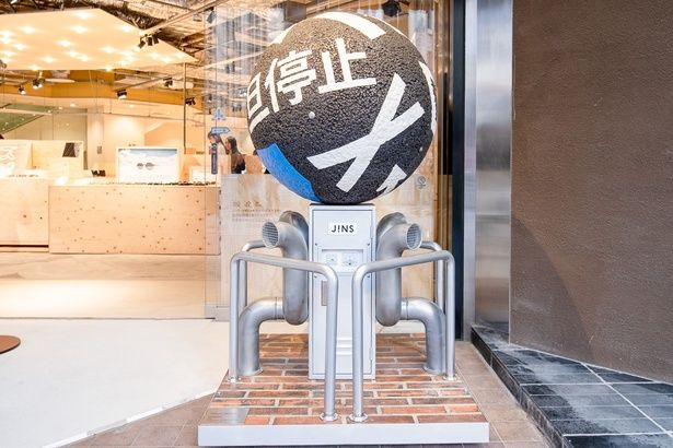 入り口には、道路表示をモチーフにしたボールのオブジェが、お客さんを迎えてくれる