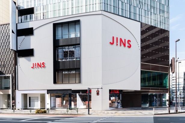 新宿三丁目の交差点にある、JINS新宿店。外観や内装など、こだわりの洗練された空間になっている 【提供画像】photo : Kota Kitagawa