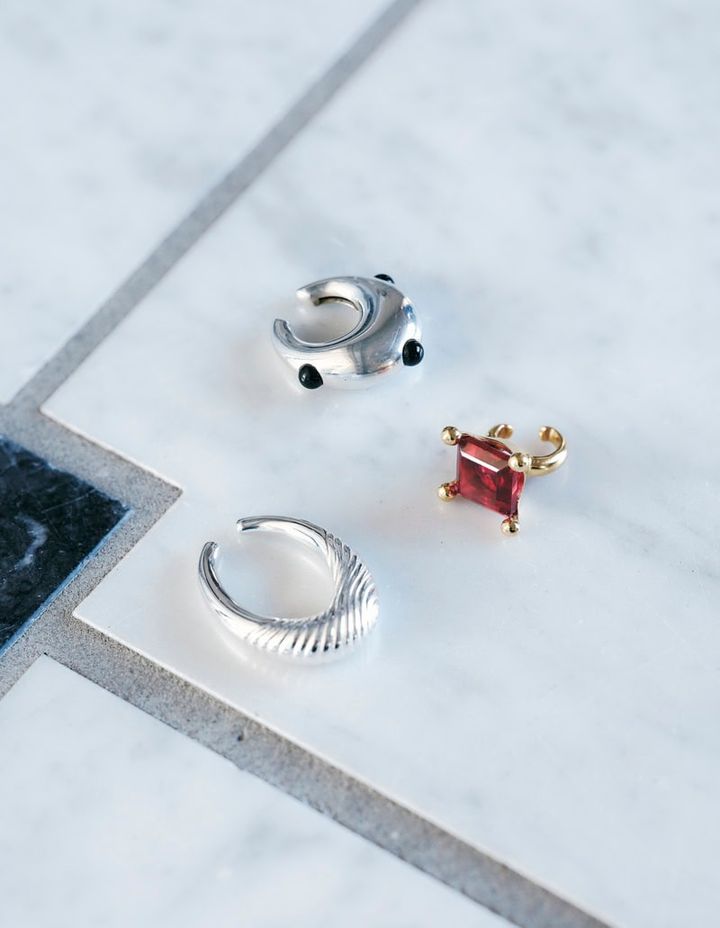 【上から時計回りに】ダークカラーのストーンがピリッとスパイスに。イヤカフ￥36,300（モスキート／シップス インフォメーションセンター） 赤のビジューがクラシカルな顔立ち。イヤカフ￥13,420（ピニャッタ）、ボリュームのあるフープモチーフで1点でも存在感抜群。イヤカフ￥13,860（アドラル／ともにズットホリック）
