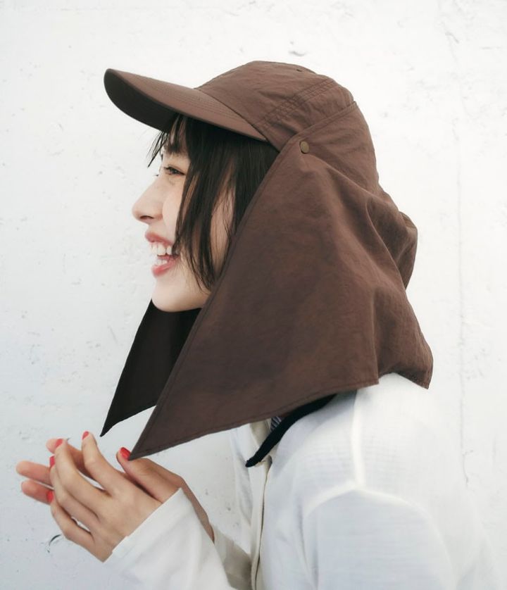 マットなブラウンカラーがコーデを選ばず洒落るカギ。スカーフの裾を結んでシルエットをアレンジするのも可愛い。スカーフキャップ￥16,500（フィーニー）