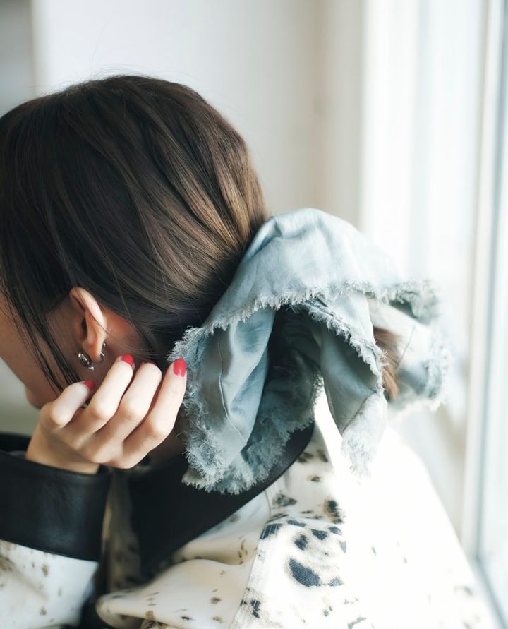 立体感のあるシュシュでまとめ髪をワンランクアップさせてくれる。シュシュ￥11,000（メゾンドリリス／ジャーナル スタンダード レリューム ルミネ新宿店）