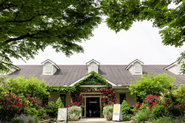 一年で最も心ときめく季節の到来♪満開のバラの香りに包まれる「横浜イングリッシュガーデン」