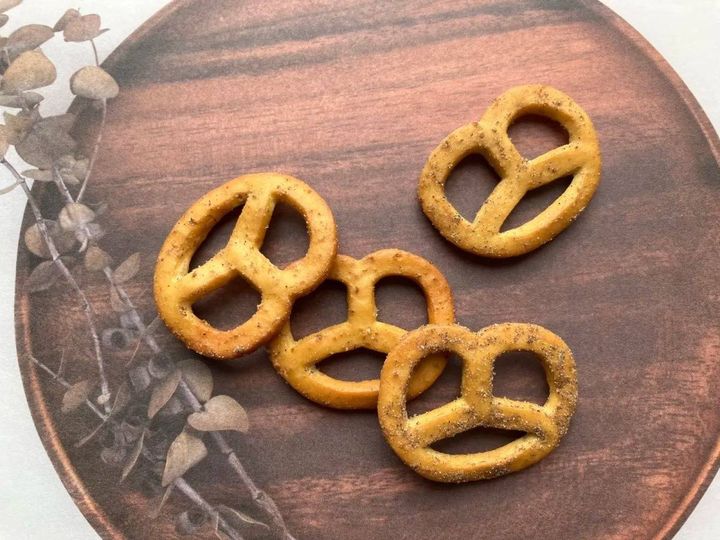 Seria(セリア)：プレッツェル ブラックペッパー味