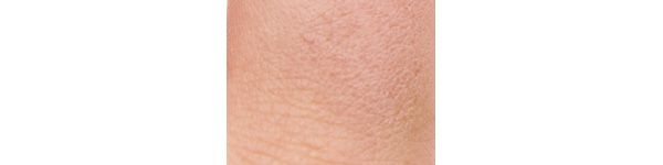 表面サラサラ。ベージュで色ムラも均一に整う