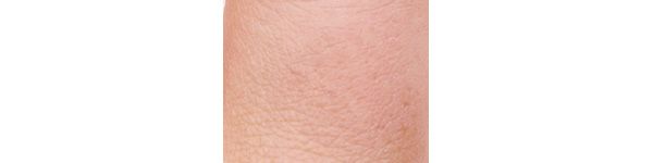 しっとりとした質感で薄塗りでも毛穴が目立たない