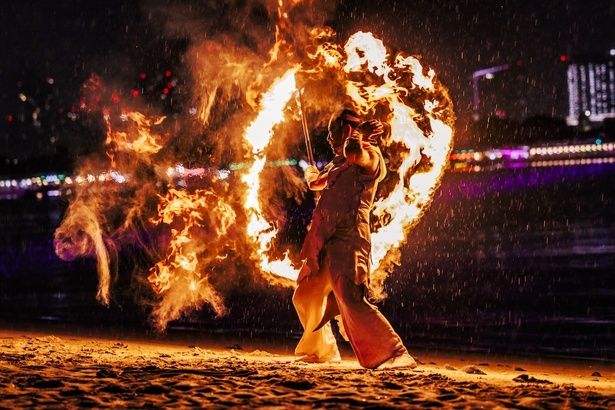 躍動感あふれる炎のパフォーマンス