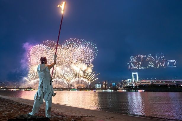 ドローンが夜空に立体的なビジュアルを描く