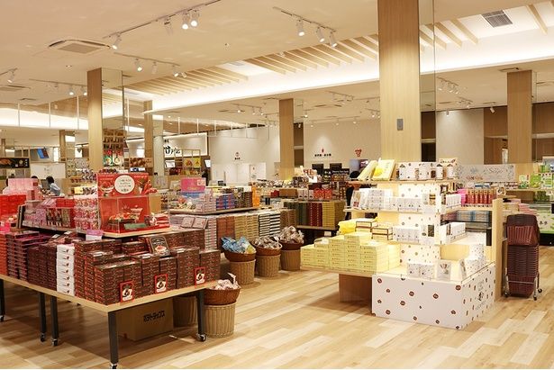 ショッピングコーナーには地域の名産品や土産がずらり
