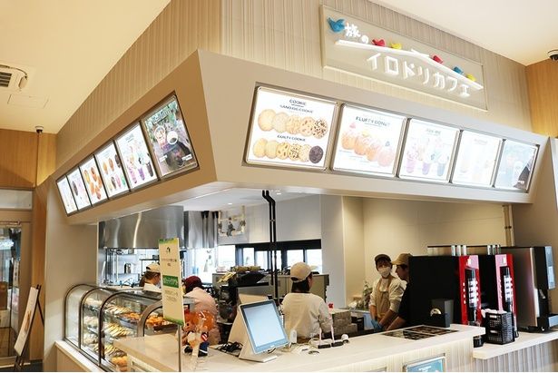 店内の「旅のイロドリカフェ」にはドーナツやクッキーなどスイーツメニューがいっぱい