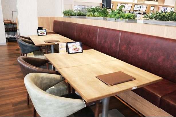 ゆったりと食事を楽しめる「SANO SKY DINER」の店内