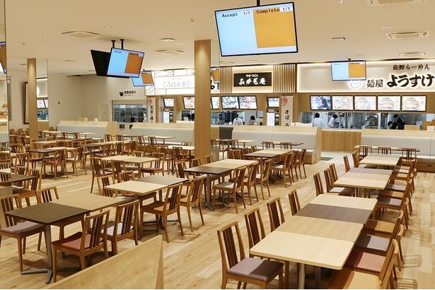 客席数約215席のフードコートで栃木グルメを堪能！
