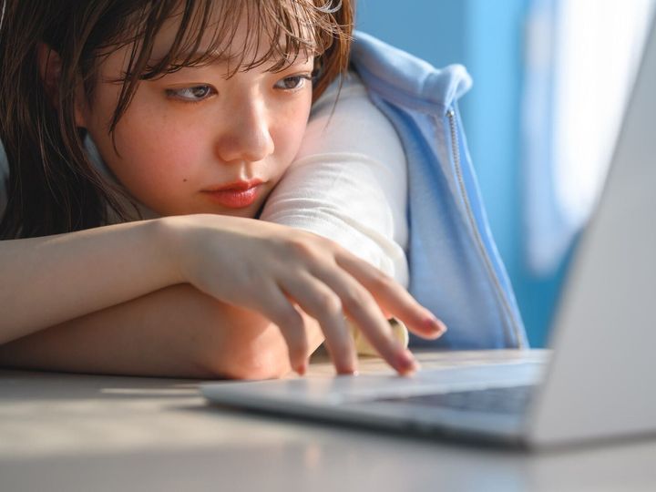 職場の近さによるメリットや家族と過ごすひとときを優先し、先行きの生活設計を考えて実家を拠点に活動する選択をする人も見受けられます。今回は、岡崎市（愛知県）に住む25歳女性のエピソードを紹介します。