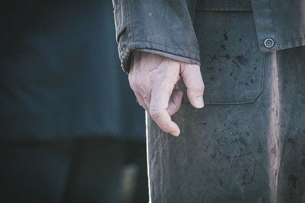 【写真を見る】今回解禁された特別映像では“名無し”の右手に秘められた不気味なルールが解き明かされる [c]佐藤二朗 永田諒 ／ ヒーローズ [c]2026 映画「名無し」製作委員会