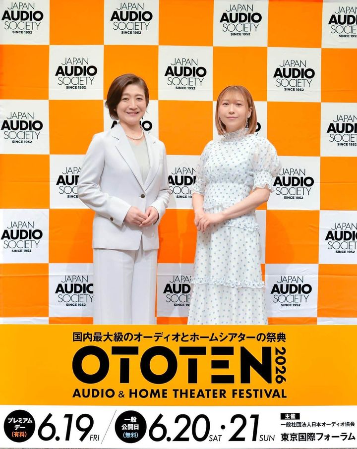日本オーディオ協会・小川理子会長（左）と声優・安野希世乃さん