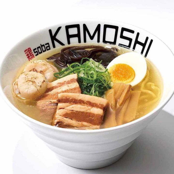 「鶏soba KAMOSHI／北海道産炙りホタテ＆とろ肉チャーシュー塩ラーメン」