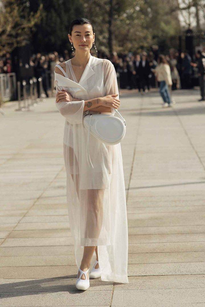 画像: ホワイトコーデの軽快さを後押し