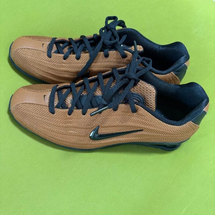 【NIKE meets emmi】SHOX Zのブラウンシューズは通勤にも相性良し！