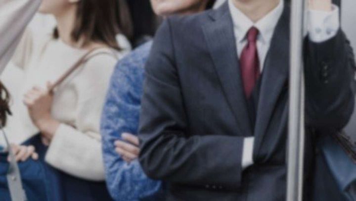 ベビーカーを支えて立っていたら...（画像はphotoAC）