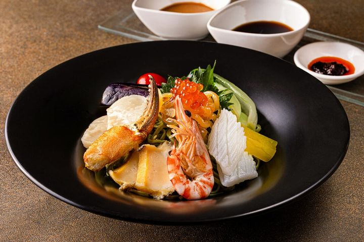 具材たっぷりの海鮮冷麺