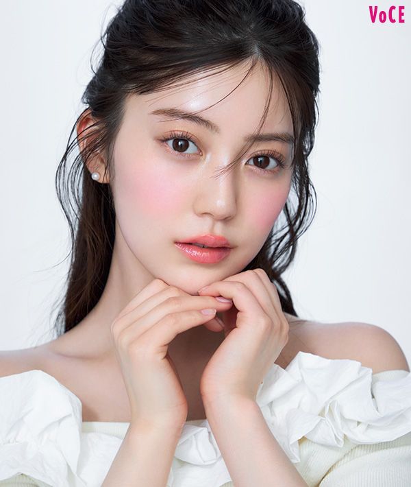 ピンクでキュートに見せたいなら……マットチークは中央まあるく、ツヤリップはぽってりと