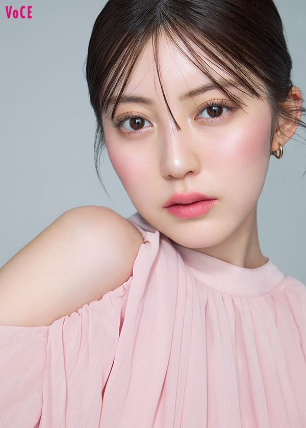 ピンクで上品さを狙うなら……ツヤチークは放射状に、マットリップは輪郭通り