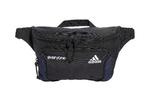 加えて、アディダスのアーカイブのウエストバッグをベースにアップデートしたウエストバッグもラインアップする。