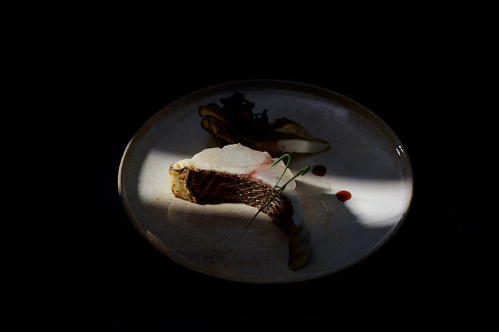 レアとミディアムレアの中間のような絶妙な火入れで、未知の旨味に出合う。魚料理はぜひ食したい一品。