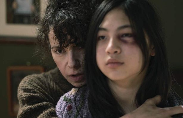 パイパーを強く抱き寄せるローラ [c] 2025 RACKAWAY PTY LTD All Rights Reserved