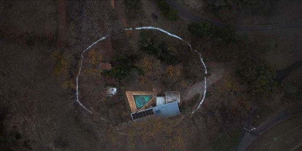 『ブリング・ハー・バック』場面写真 [c] 2025 RACKAWAY PTY LTD All Rights Reserved