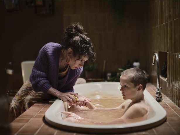 ローラがオリバーの手を強く握りしめる [c] 2025 RACKAWAY PTY LTD All Rights Reserved