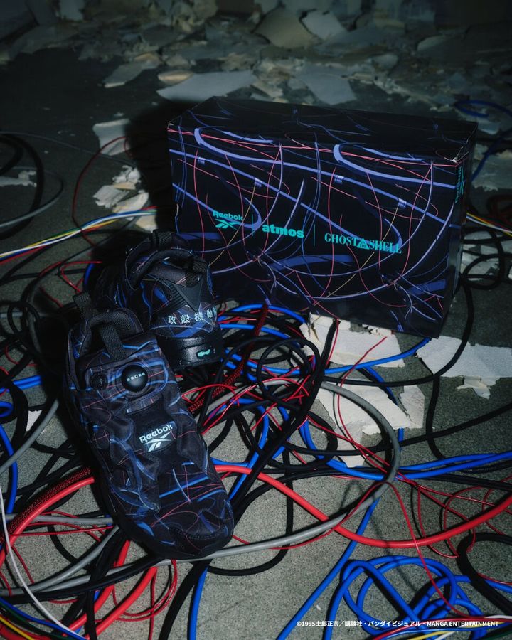 デザインのモチーフになっているのは、主人公・草薙素子の象徴的なシーン。背中に無数のケーブルが接続された印象的なビジュアルを落とし込み、インナーソールには草薙素子の姿を配置。さらに、そのケーブルがアッパー全体へと伸びていくようなデザインに仕上げられている。