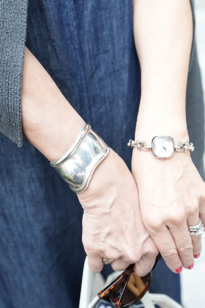 ティファニーのブレスレットや腕時計で春らしく爽やかなポイントに