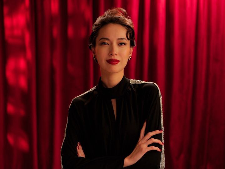 Netflixシリーズ『地獄に堕ちるわよ』が2026年4月27日より配信スタート！ 配信に先立ち試写で鑑賞した映画ライターの筆者が、占い師・細木数子の壮絶な人生を描いたこのドラマの見どころを大特集します。※画像：「地獄に堕ちるわよ」Netflix世界独占配信