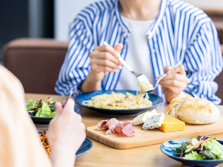 友人関係をコスパで整理し、費用に見合わない関係は損切りする「フレフレ現象」。物価高による生活苦を背景に、中高年層にも浸透しているようだ。夫の役職定年で収入が激減した54歳女性は、ママ友との付き合い方を見直したという。※サムネイル画像：PIXTA