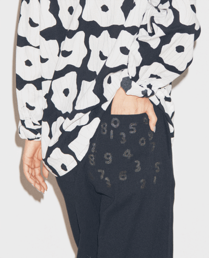 高島縮20/20 スタンドカラーシャツ ゆらり ¥12,900、高島縮20/10 ピケエンボス ワイドパンツ 濡羽色 ¥9,900、シューズAmulet 濡羽色 ¥18,800