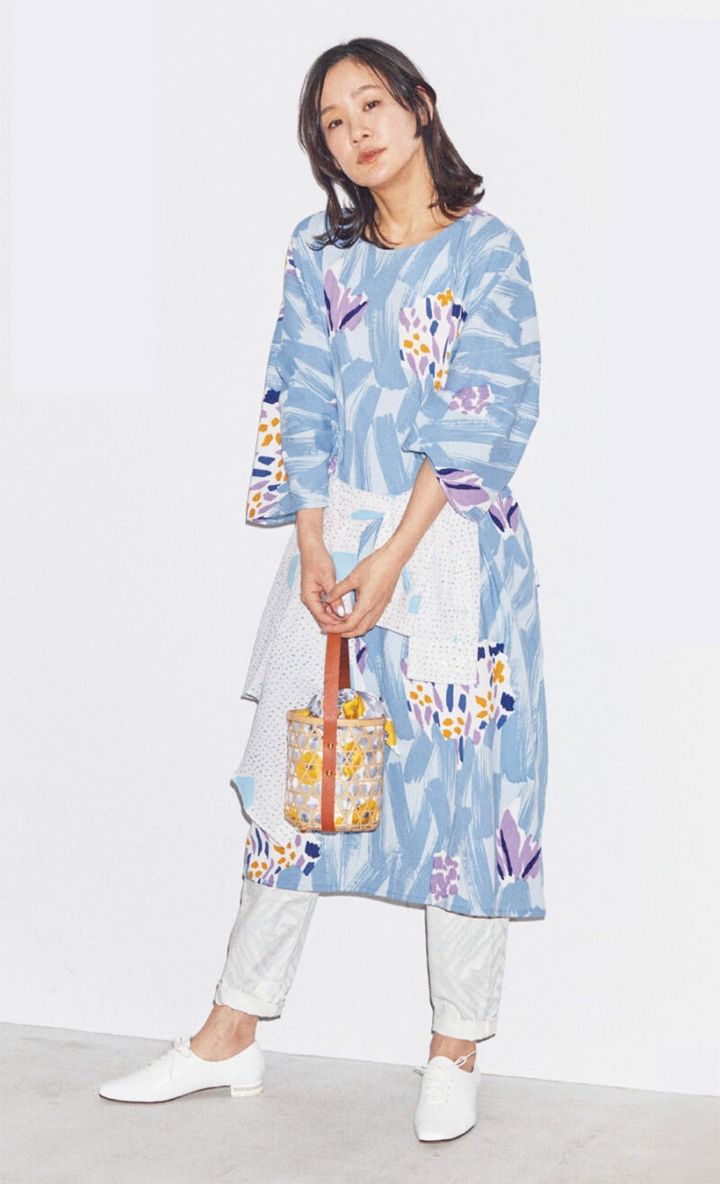 高島縮20/20 薙刀長方形衣 水中花（ワンピース） ¥11,900、高密度チノクロスイージーテーパードパンツ ぎざぎざ つくも ¥10,800、高島縮20/20スタンドカラーシャツ 冬の朝 ¥12,900、竹籠 むつめ白竹小 ¥25,080、カゴの中の袋 大津袋小 優¥3,190、シューズAmulet つくも ¥18,800