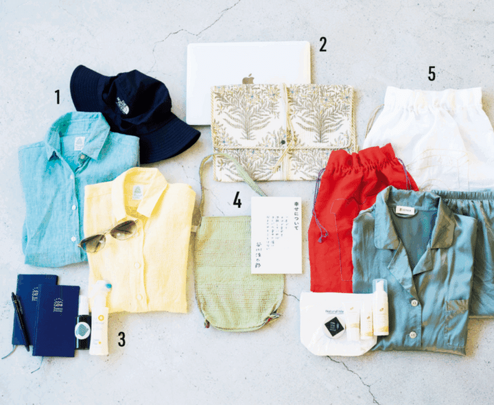 1. 虫に刺されないように長袖長ズボンはマスト。遭難対策もかねて麻シャツはきれい色に。衿を立て、帽子とサングラスで完全防備。 2. フィールドワークと併せて地方での講演会を行うことが多いため、パソコン機器や資料は必需品。 3. 発掘現場で使っている「コクヨ」の野帳は台紙が固くて書きやすく、ポケットに入るちょうどいいサイズ。虫よけスプレーは肌に優しいものを。 4. インド刺しゅう工芸品「カンタ」のミニバッグ。現地の取材先との食事や交流会のときに重宝。文庫本は移動中や空き時間のお供に。 5. 体を休めるパジャマはシルク素材一択。軽くてかさばらないというメリットも。ポーチには基礎化粧品と全身に使えるバームを入れて。