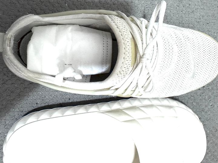 靴の中に入れる