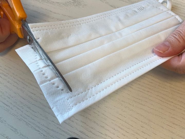 不織布マスクの端1箇所を切る