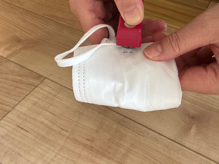 もう一度折り畳み、ホッチキスで留めます