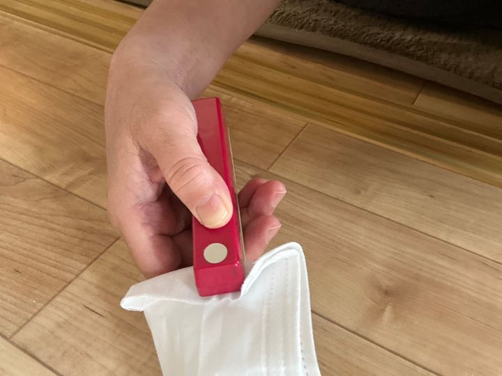 ホッチキスで口を留めます