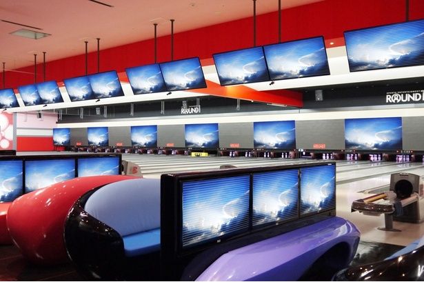 「ラウンドワン 池袋店」ボウリングベンチ横の3連モニター(タッチパネル式)配信映像、さまざまなコンテンツなどの操作をここで行える ※画像はイメージ 画像提供：ラウンドワン