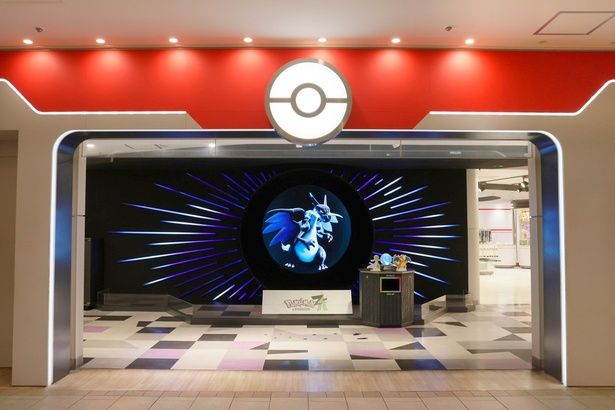 「ポケモンセンターメガトウキョー ＆ ピカチュウスイーツ」ミライドンのいるポケモンセンター入り口 画像提供：株式会社ポケモンセンター