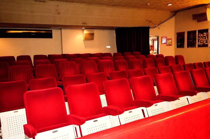 スクリーンと一体感を味わえる約80席の“映画好きのための空間”