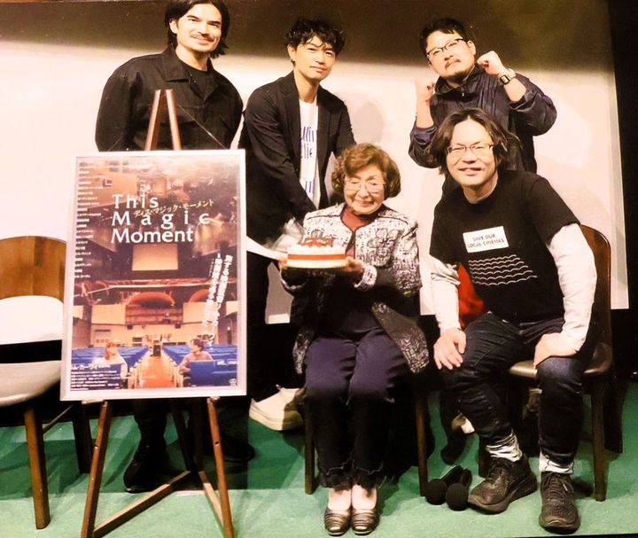 「第6回 BEPPU ブルーバード映画祭」（2024年）のゲスト・斎藤工さん（後列中央）たちとともに